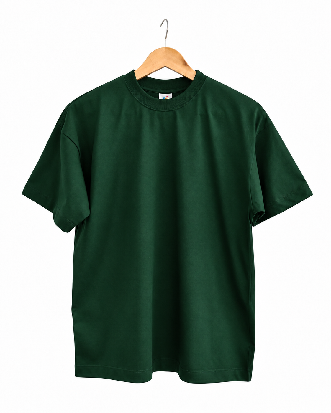Camiseta verde em cabide de madeira