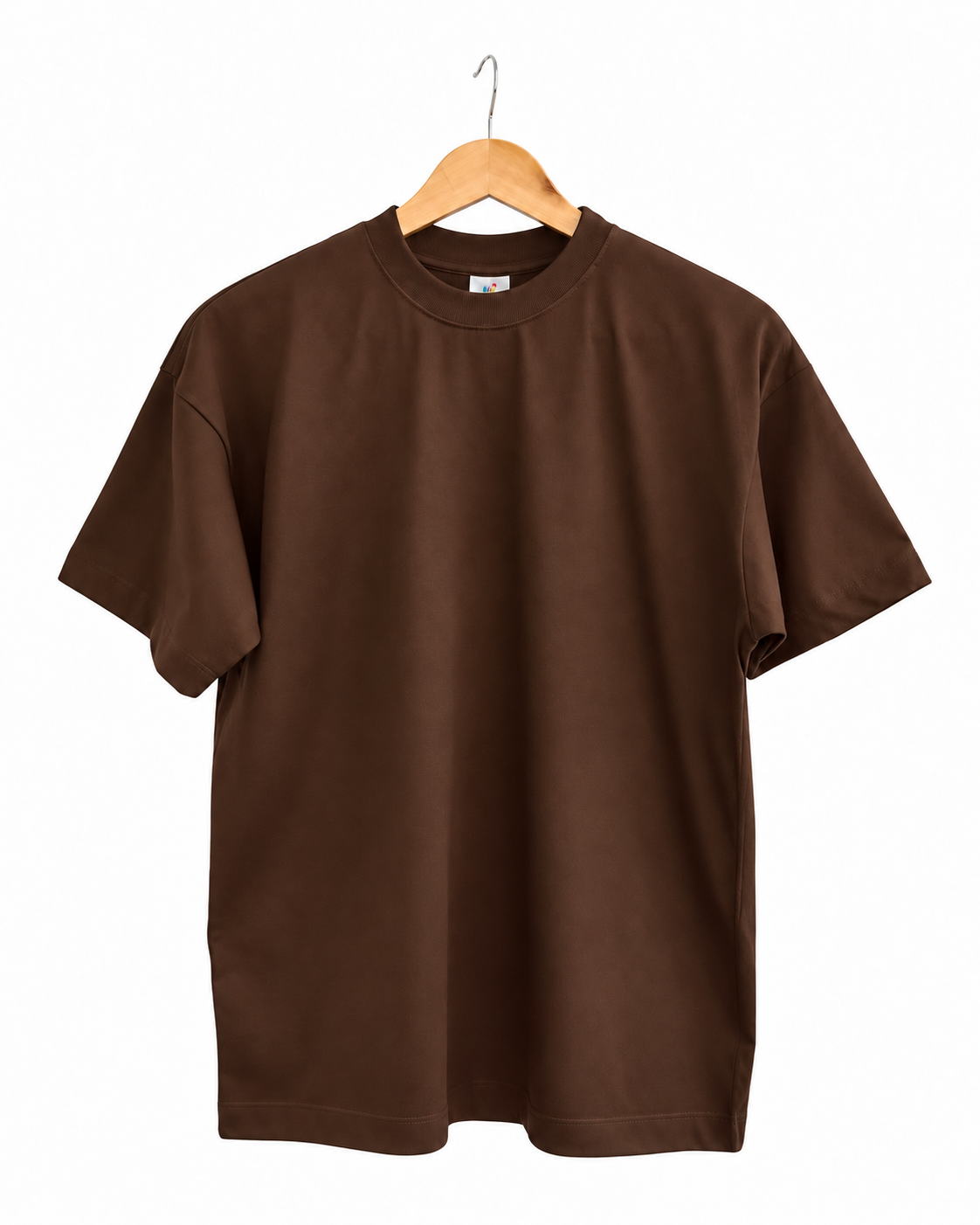 Camiseta marrom em cabide de madeira