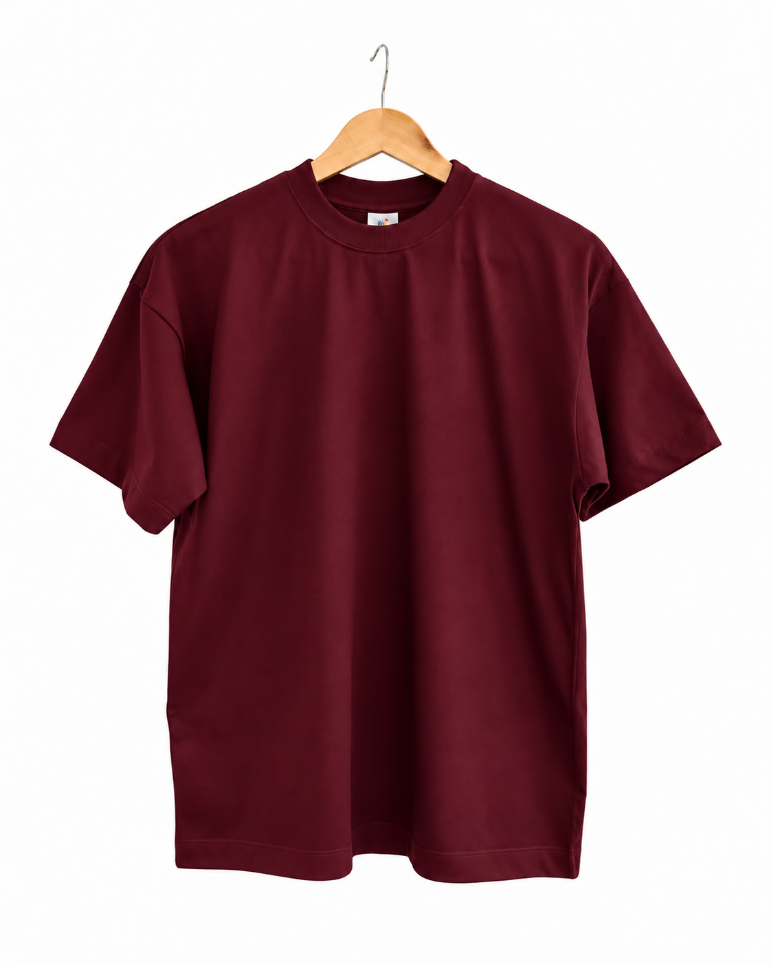Camiseta vinho em cabide de madeira