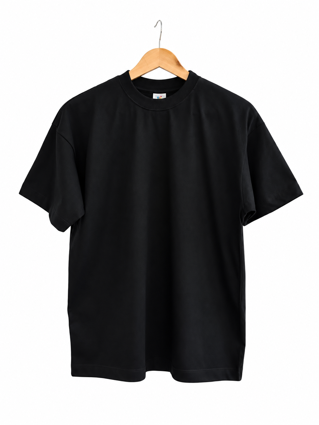 Camiseta preta em cabide de madeira