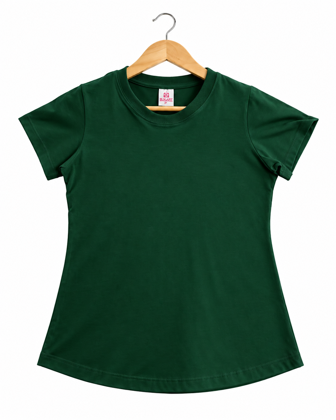 Baby Look verde em cabide de madeira