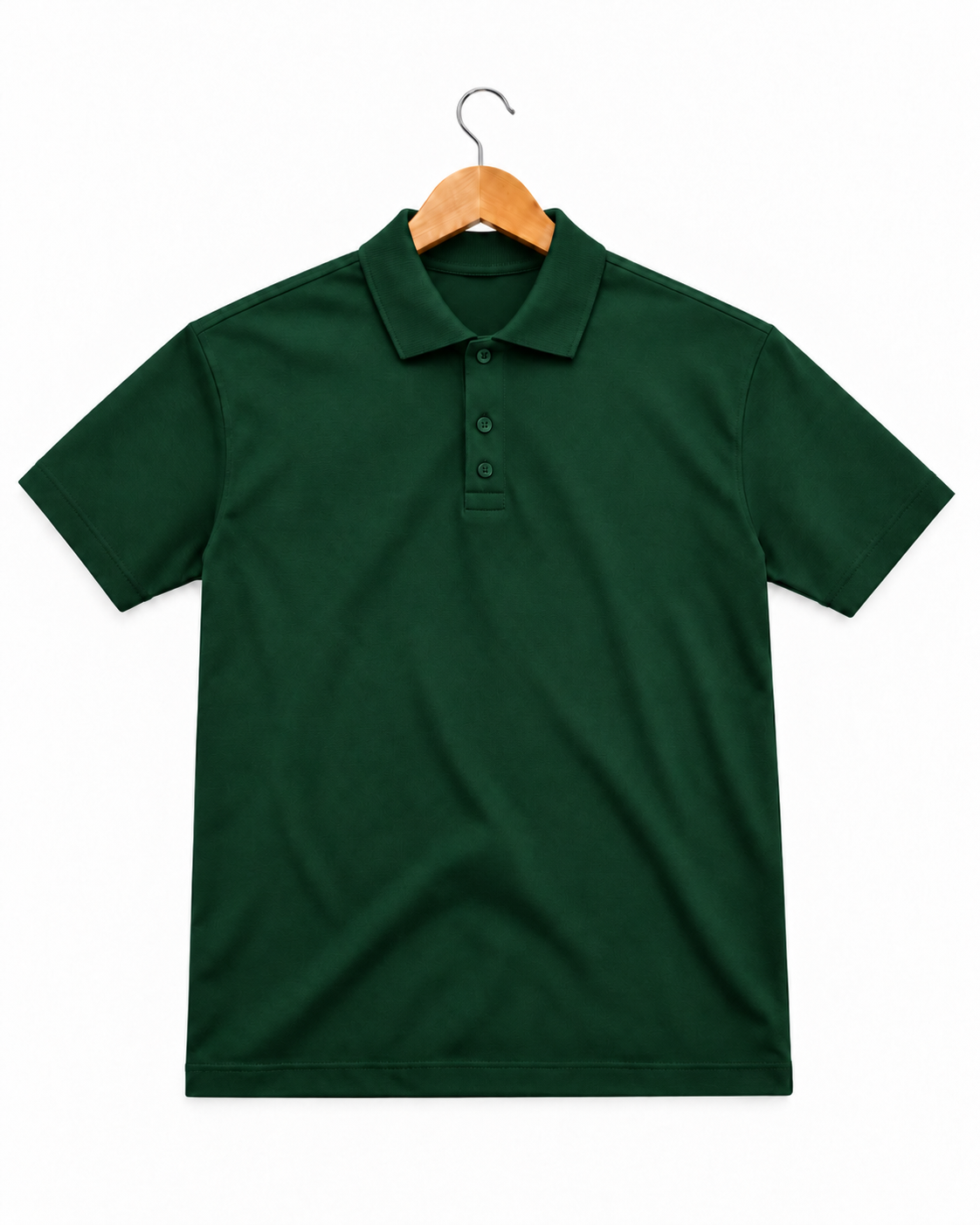 Camisa polo verde em cabide de madeira