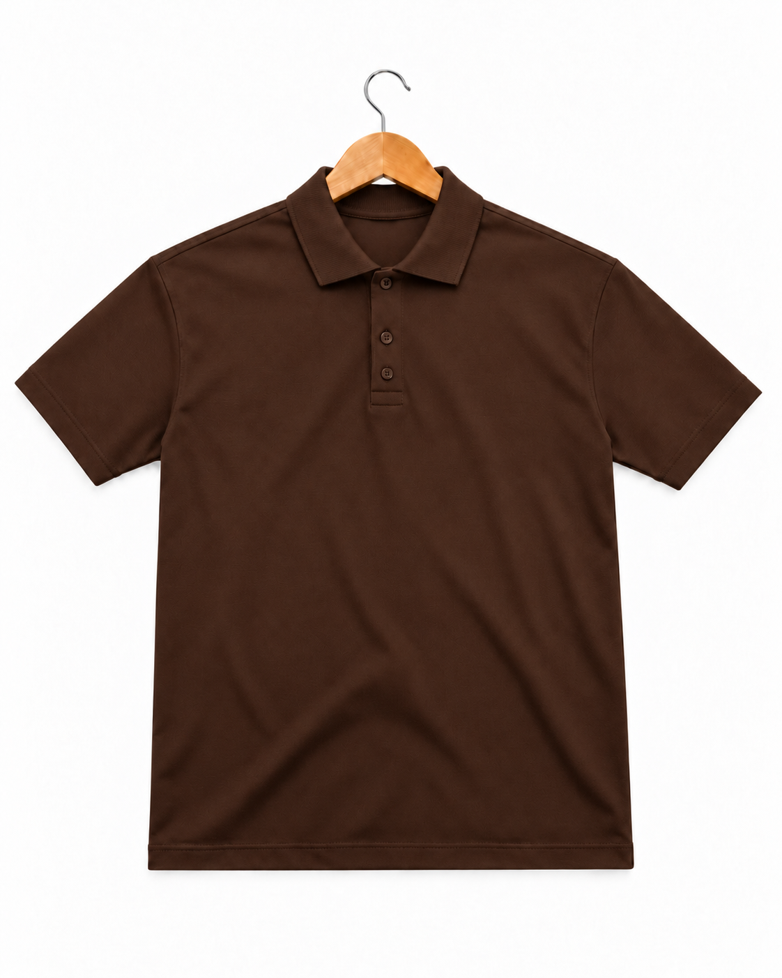 Camisa polo marrom em cabide de madeira