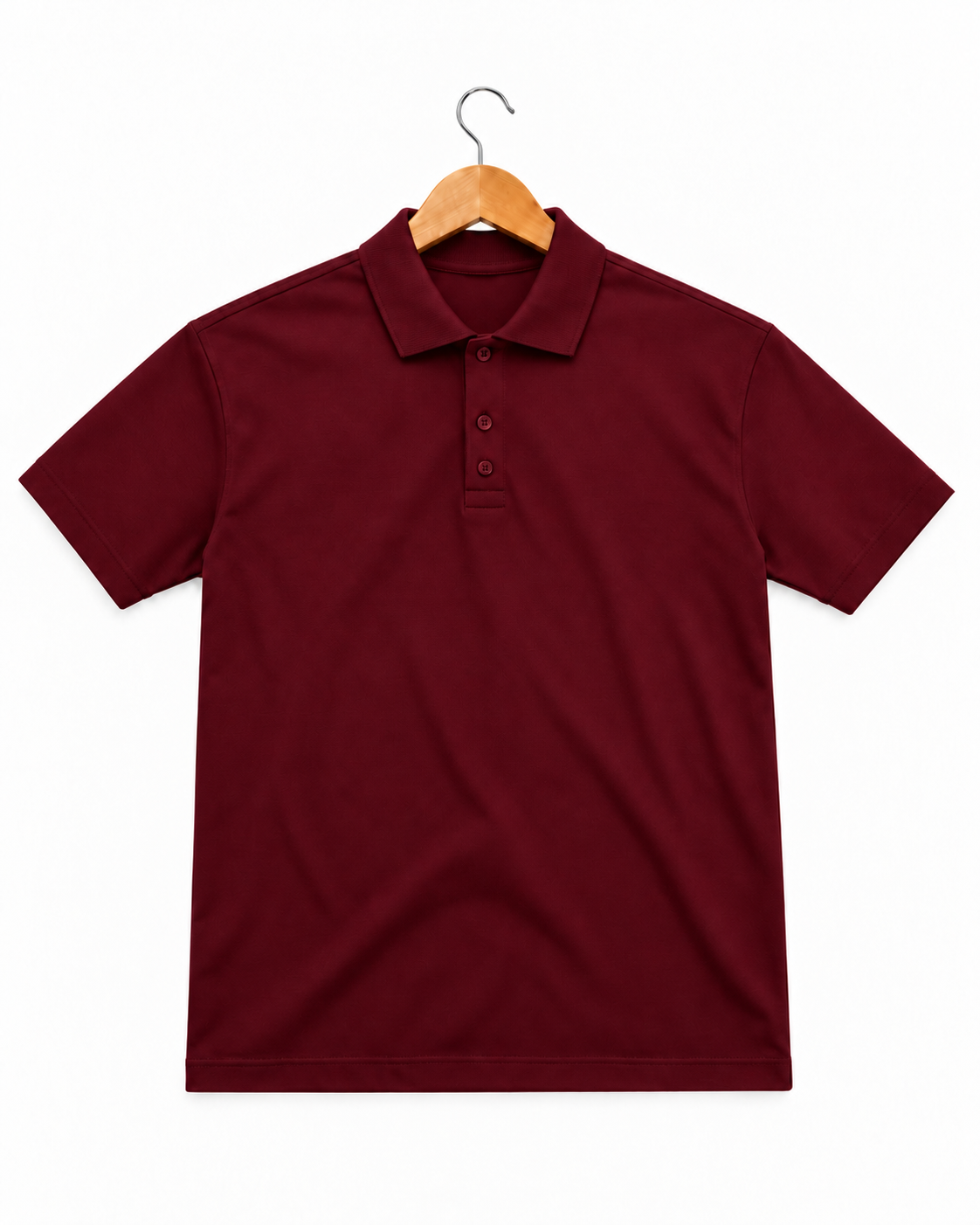 Camisa polo vinho em cabide de madeira
