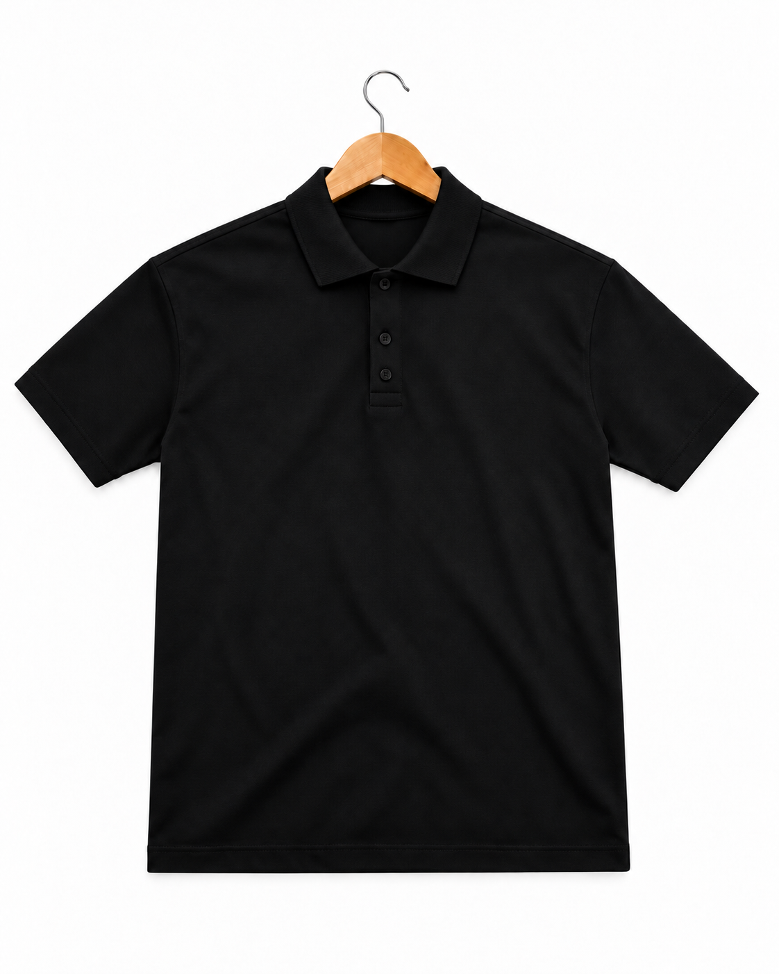 Camisa polo preta em cabide de madeira